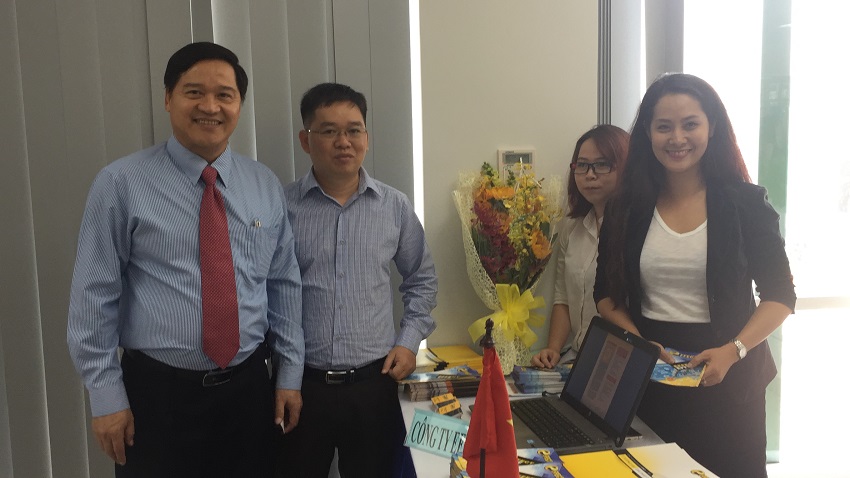 Ông Chu Tiến Dũng: Chủ tịch hội doanh nghiệp Tp HCM (Ngoài cùng bên trái) chụp ảnh lưu niệm cùng các thành viên công ty EFFECT 
