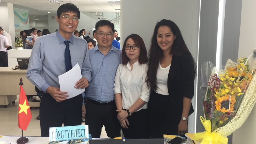 Ông Nguyễn Nam Bình - cục phó cục Thuế Tp HCM trao đổi với các thành viên công ty EFFECT về chương trình hỗ trợ doanh nghiệp khởi nghiệp của Công ty